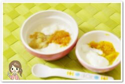 離乳食57日2回目ミルクパン粥バナナりんご乗せ