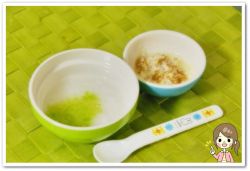 離乳食46日2回目10倍粥白菜乗せ